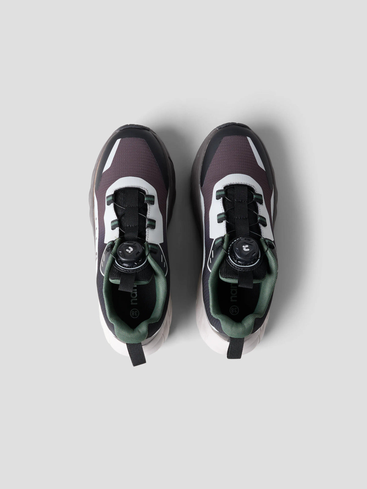 Name It Norm sneakers för pojke med snabbsnörning i svart, brunlila, vitt och grönt