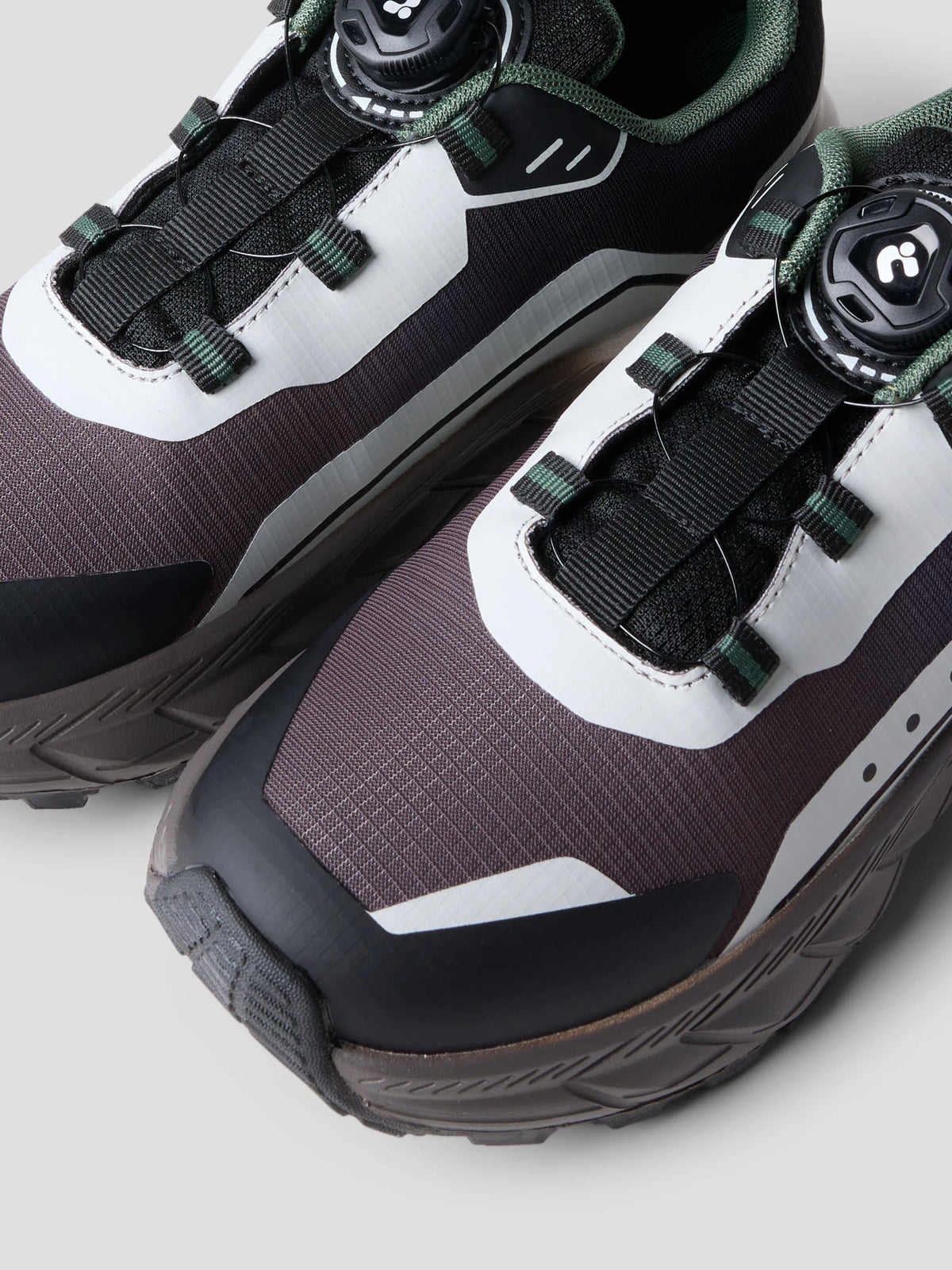 Name It Norm sneakers för pojke med snabbsnörning i svart, brunlila, vitt och grönt