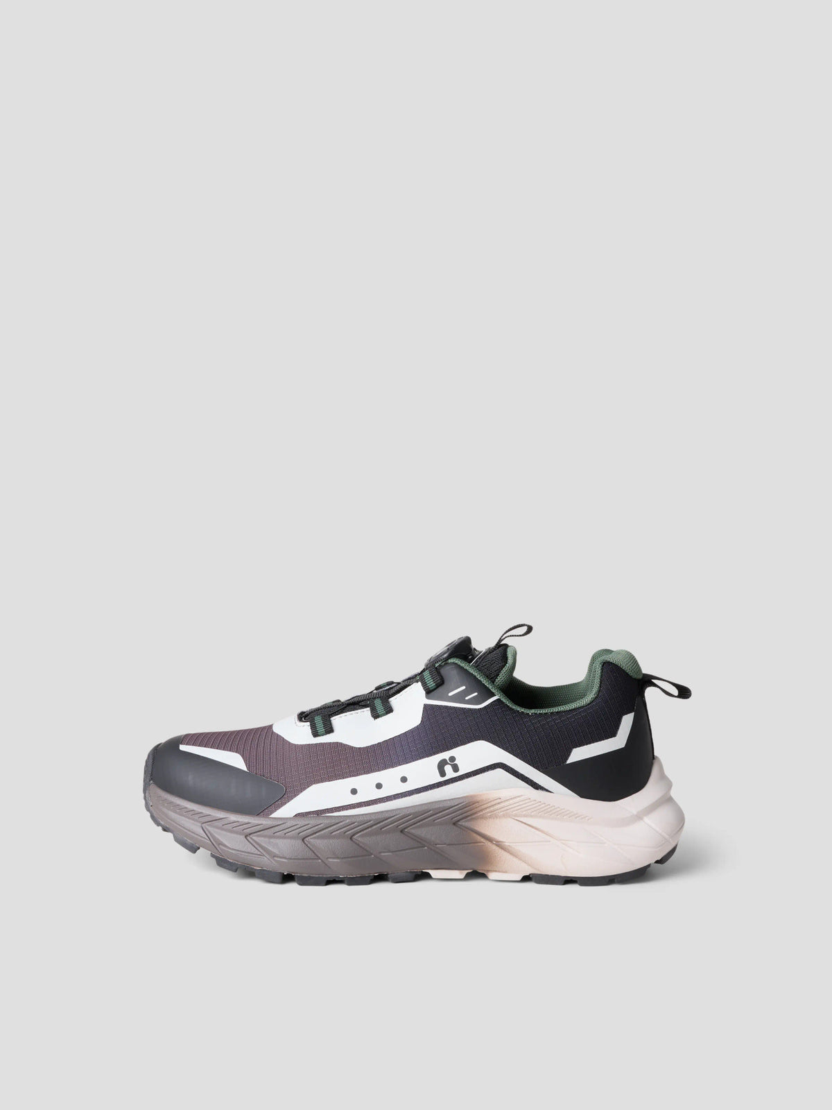 Name It Norm sneakers för pojke med snabbsnörning i svart, brunlila, vitt och grönt