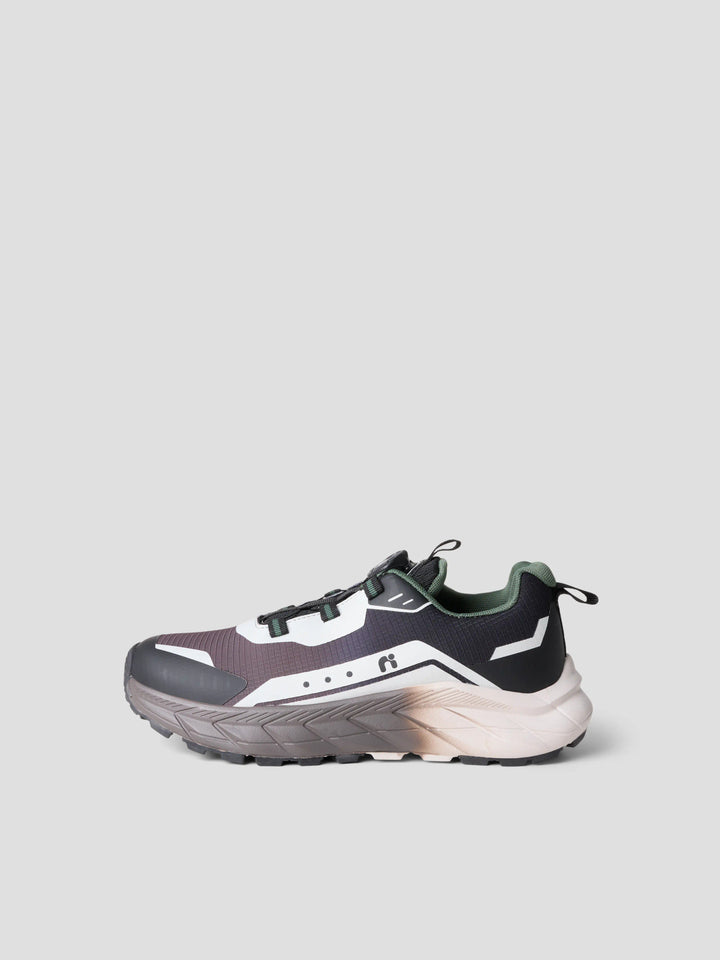 Name It Norm sneakers för pojke med snabbsnörning i svart, brunlila, vitt och grönt