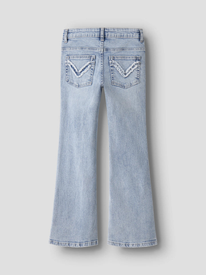 Polly bootcutjeans i ljusblå denim med fransiga detaljer på bakfickorna, bakifrån