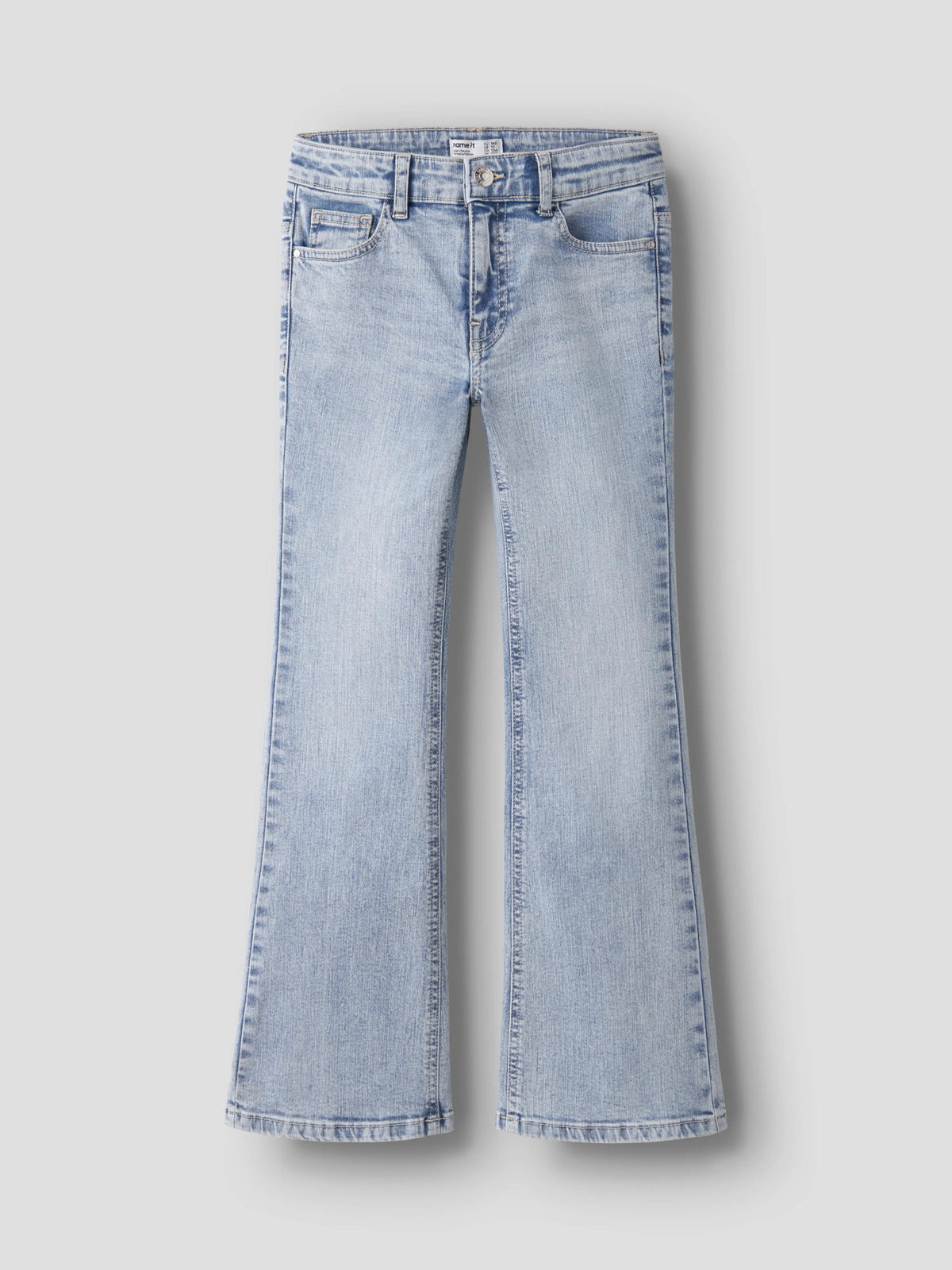 Polly ljusblå bootcutjeans från Name It med utsvängda ben, framifrån