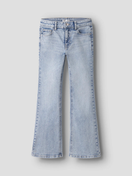 Polly ljusblå bootcutjeans från Name It med utsvängda ben, framifrån