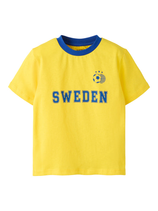 Name It Jamie gul fotbolls-t-shirt för pojke barn i mjuk bomull med fotbollstryck