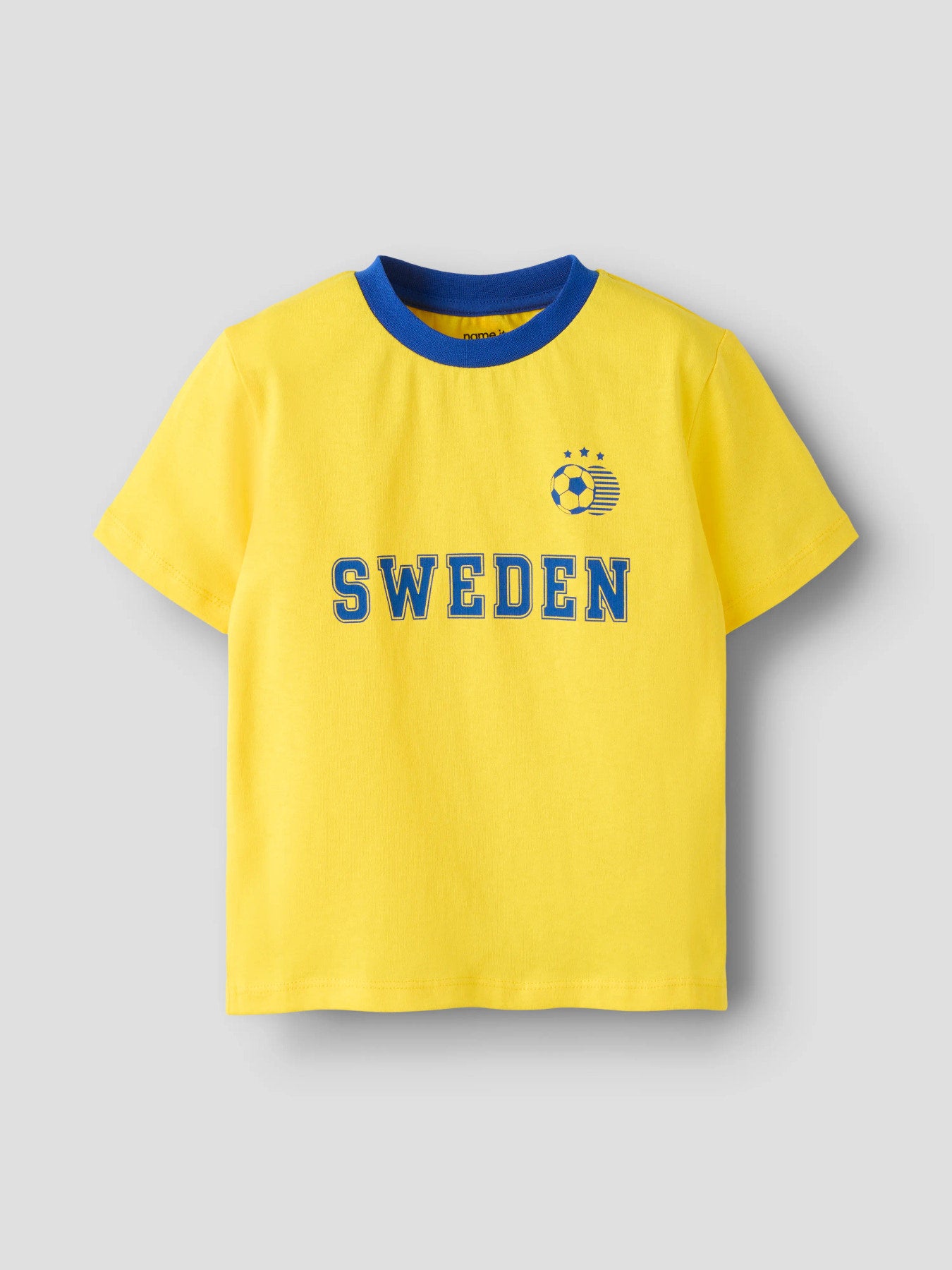 Name It Jamie gul fotbolls-t-shirt för pojke barn i mjuk bomull med fotbollstryck