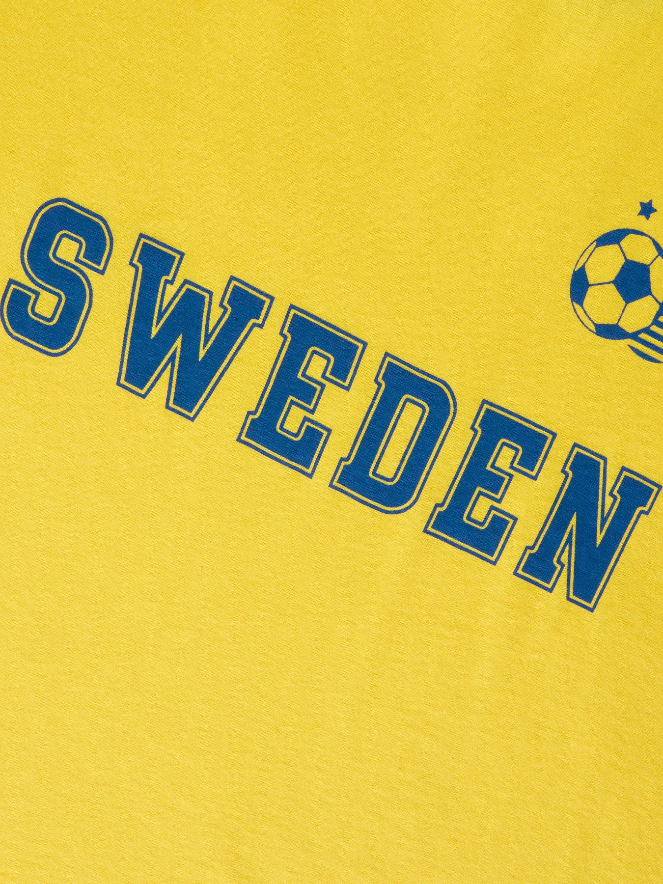 Name It Jamie gul fotbolls-t-shirt för pojke barn i mjuk bomull med sportigt fotbollstryck