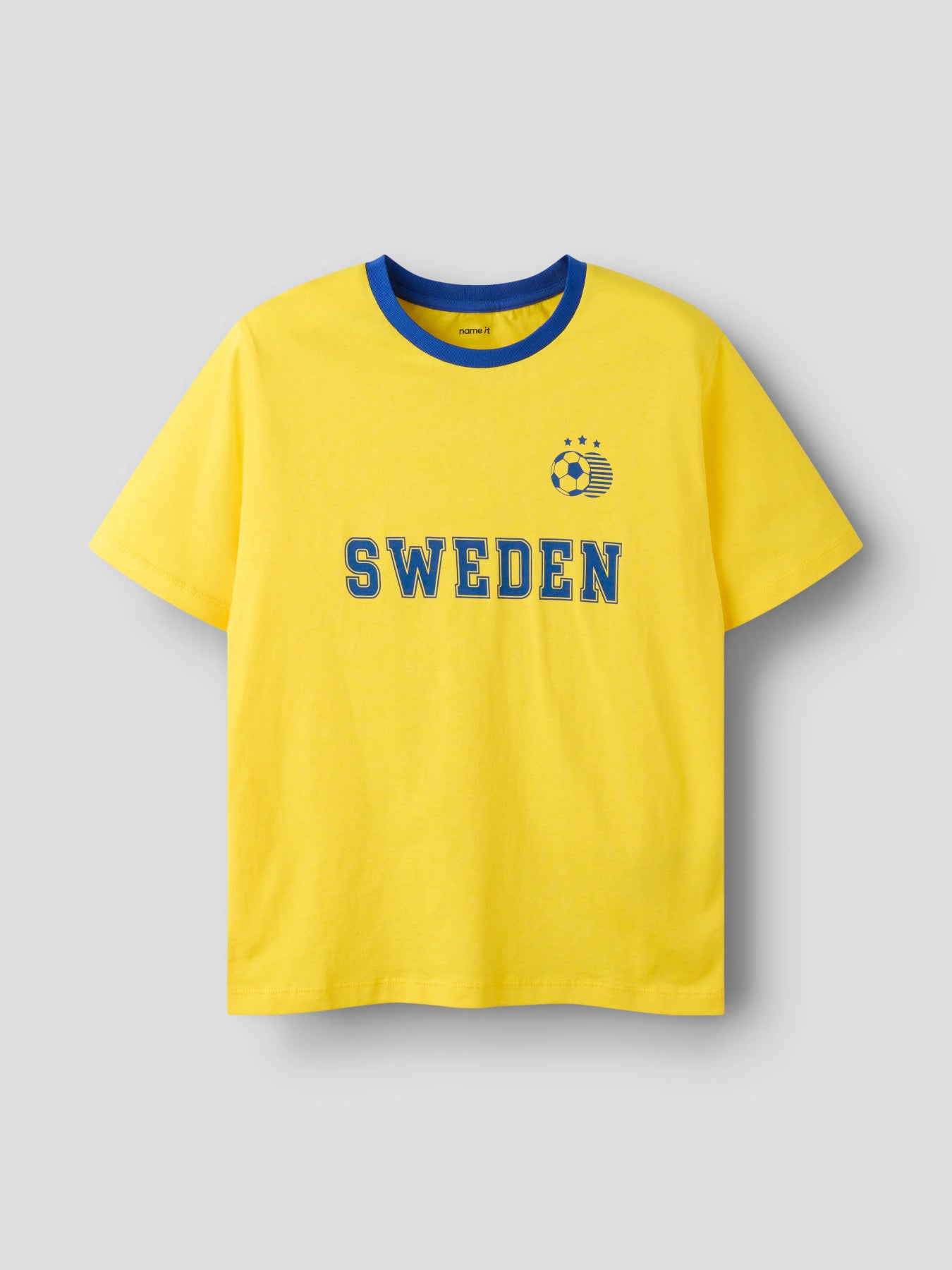 Name It Jamie gul fotbolls-t-shirt för pojke barn i mjuk bomull med sportigt fotbollstryck