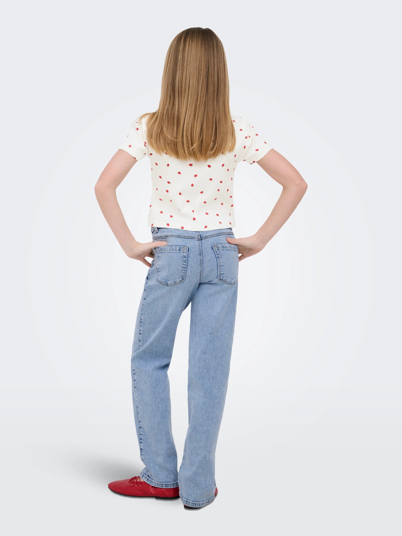 Söt jordgubbe t-shirt till flicka. Kort topp till tjej, ungdomskläder från Only kids, ekologiska barnkläder till flicka. Vit och röd kortärmad magtröja.
KOGBELLA LIFE SHORT AOP S/S TOP JRS NOOS
15346421