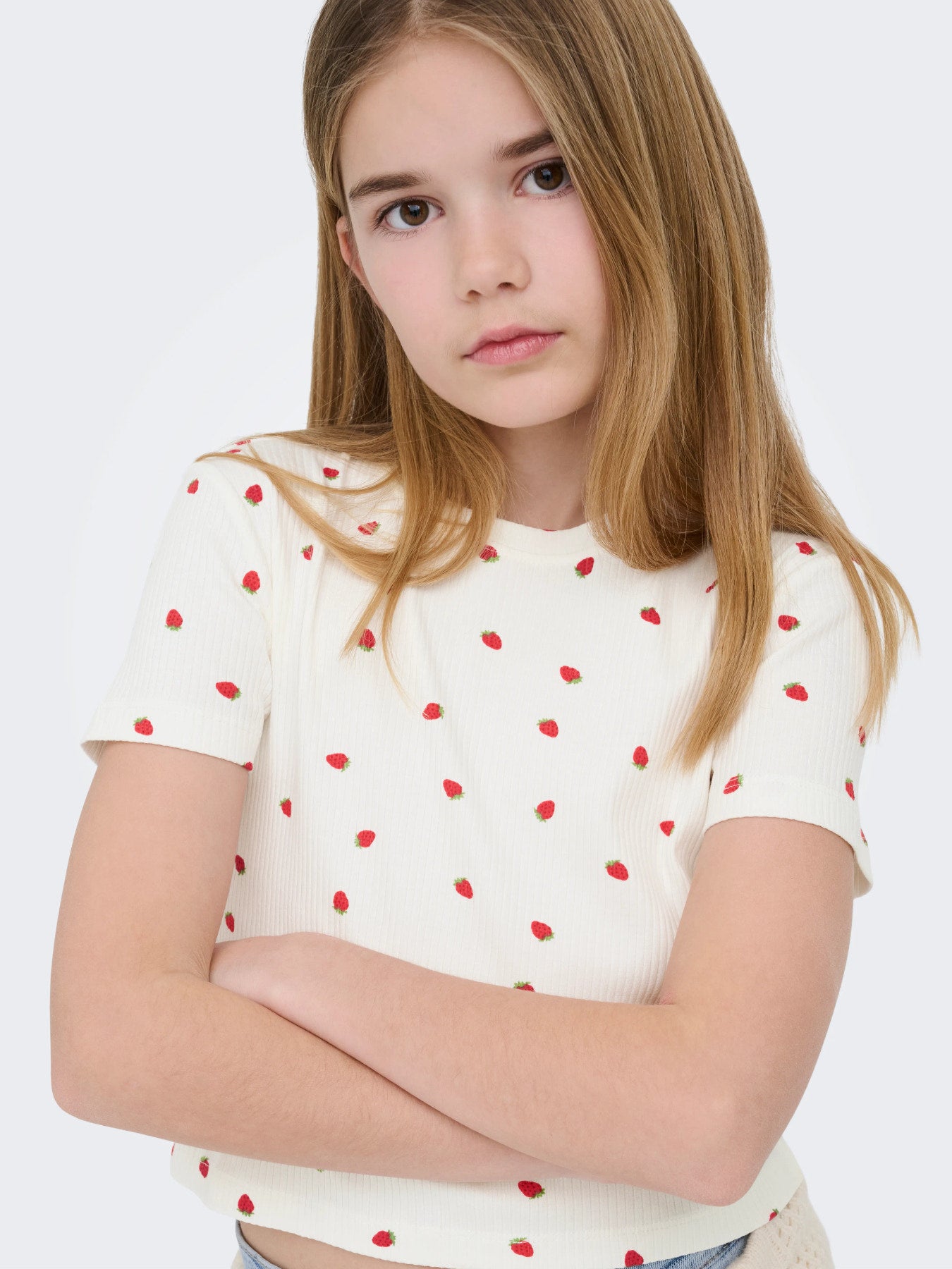 Söt jordgubbe t-shirt till flicka. Kort topp till tjej, ungdomskläder från Only kids, ekologiska barnkläder till flicka. Vit och röd kortärmad magtröja.
KOGBELLA LIFE SHORT AOP S/S TOP JRS NOOS
15346421