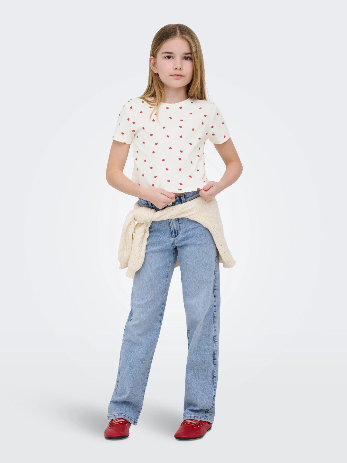 Söt jordgubbe t-shirt till flicka. Kort topp till tjej, ungdomskläder från Only kids, ekologiska barnkläder till flicka. Vit och röd kortärmad magtröja.
KOGBELLA LIFE SHORT AOP S/S TOP JRS NOOS
15346421