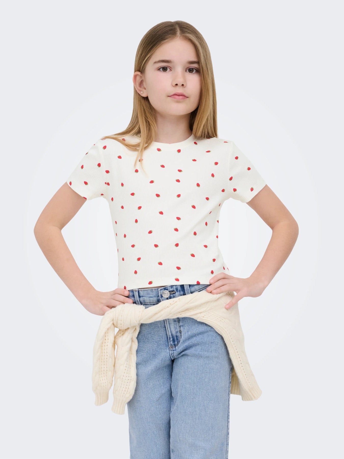 Söt jordgubbe t-shirt till flicka. Kort topp till tjej, ungdomskläder från Only kids, ekologiska barnkläder till flicka. Vit och röd kortärmad magtröja.
KOGBELLA LIFE SHORT AOP S/S TOP JRS NOOS
15346421