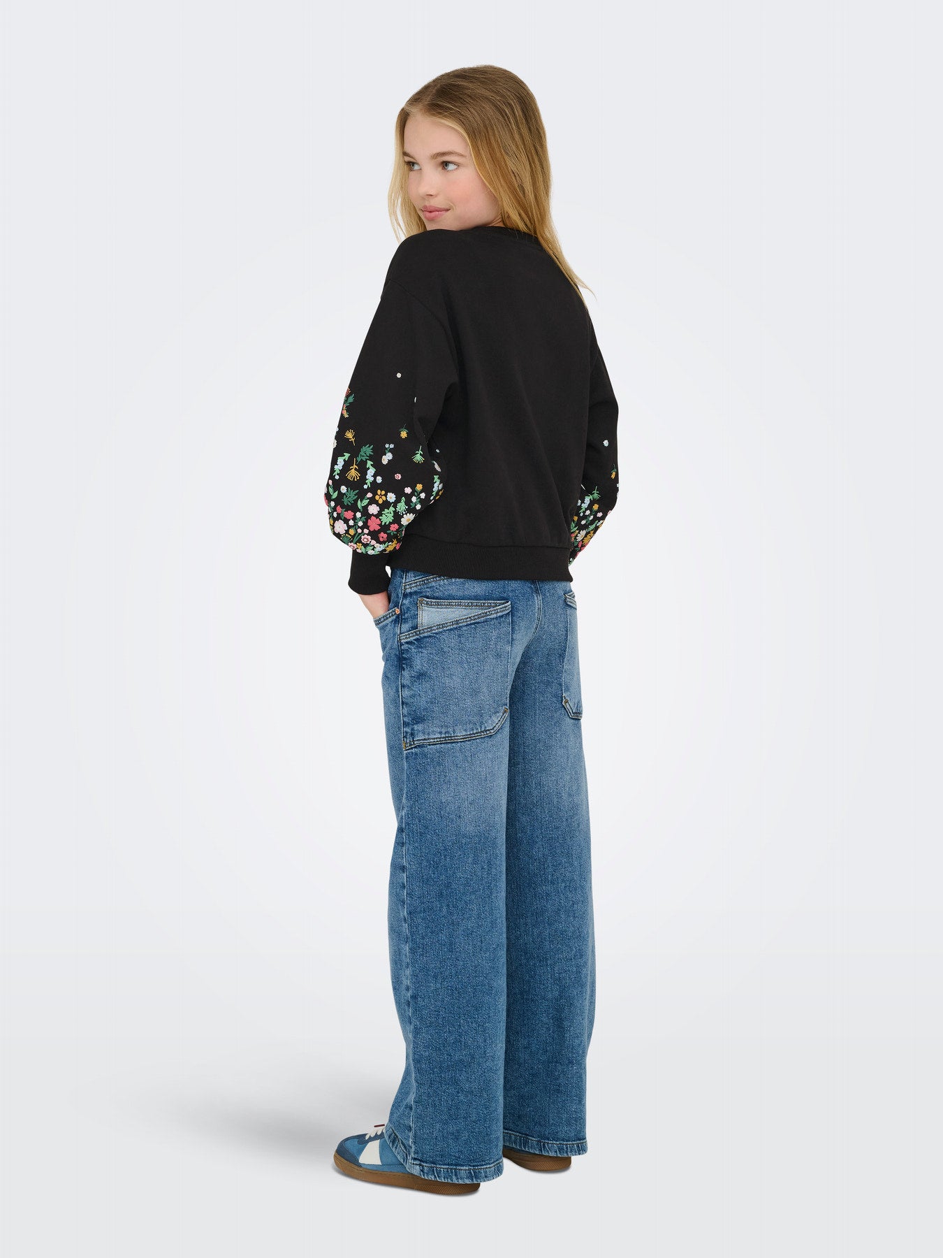 Svart sweatshirt för barn flicka från ONLY Girls med blommiga ärmar.