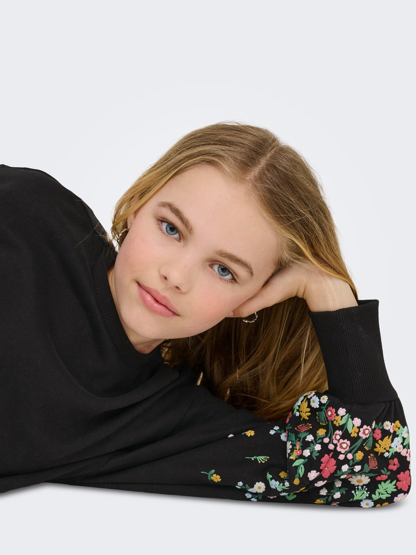 Svart sweatshirt för barn flicka från ONLY Girls med blommiga ärmar.