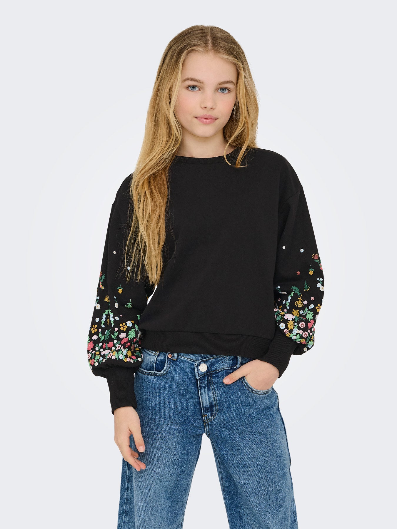 Svart sweatshirt för barn flicka från ONLY Girls med blommiga ärmar.