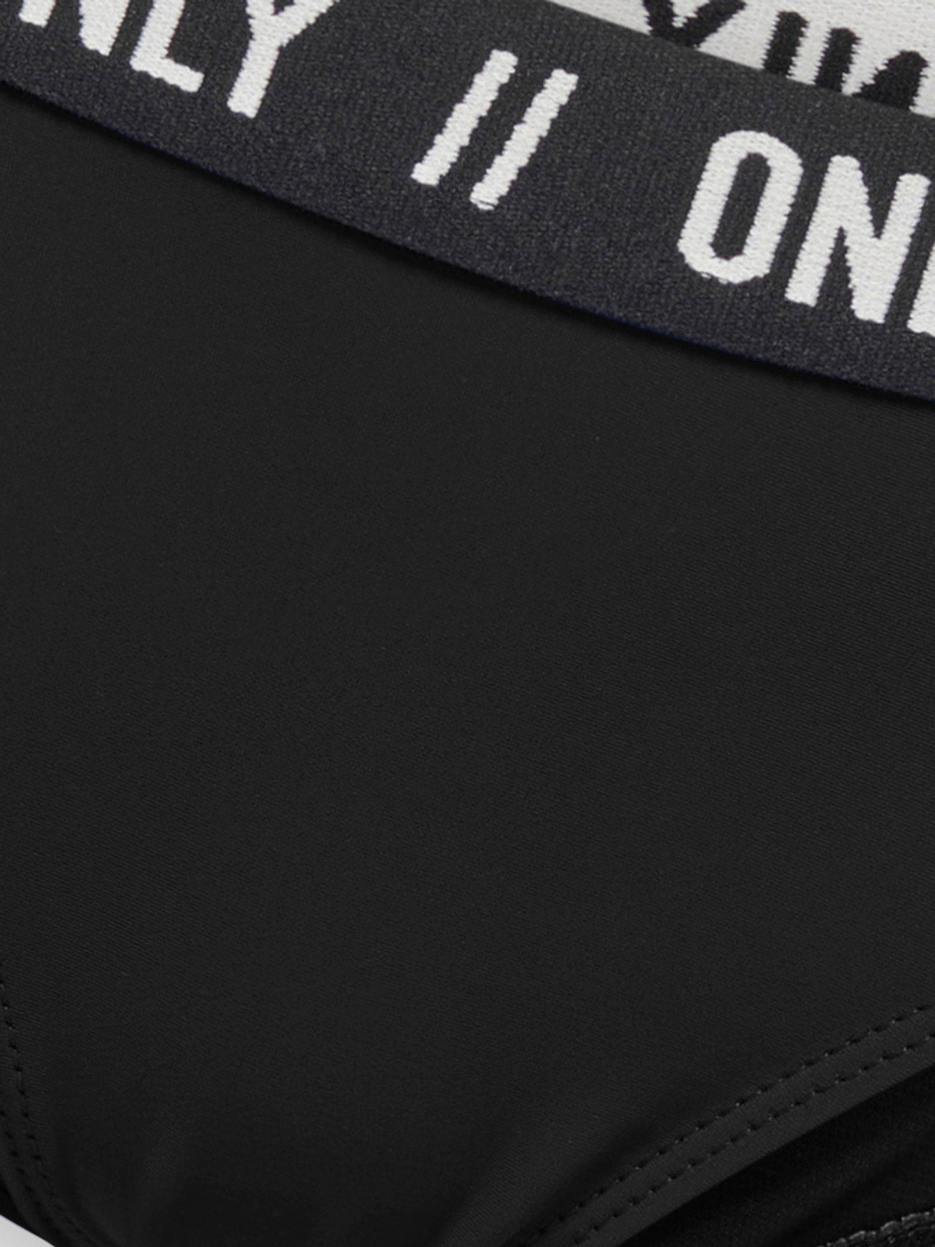 Svart snygg bikini till ungdom tjej. Sportig barn bikini till flicka, svart med text ONLY. Ungdoms bikini till flicka, badkläder från KidsOnly.
KOGSANDY LOGO BIKINI SET ACC
15371214