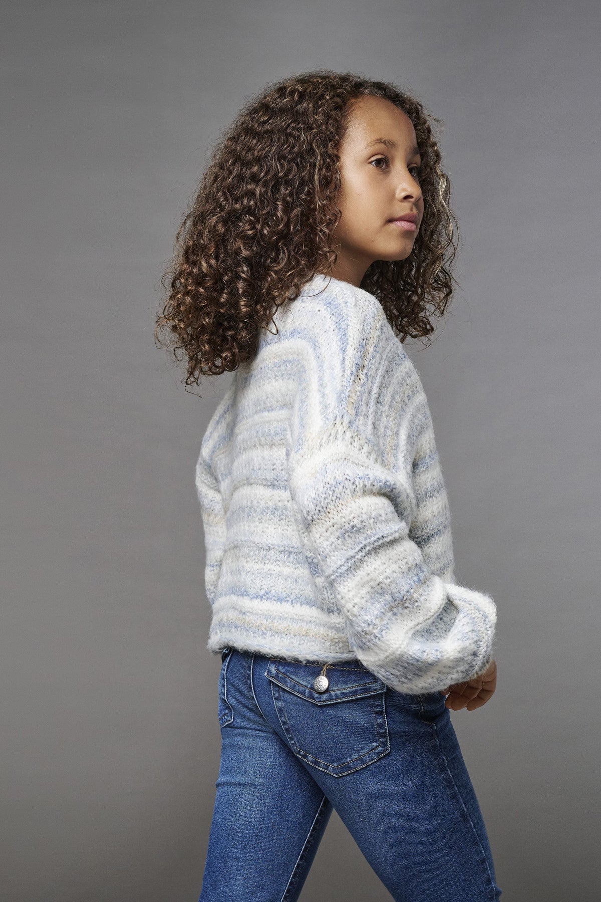 Kids Only Phoebe lågmidjade utsvängda jeans i mellanblå denim på ungdomstjej