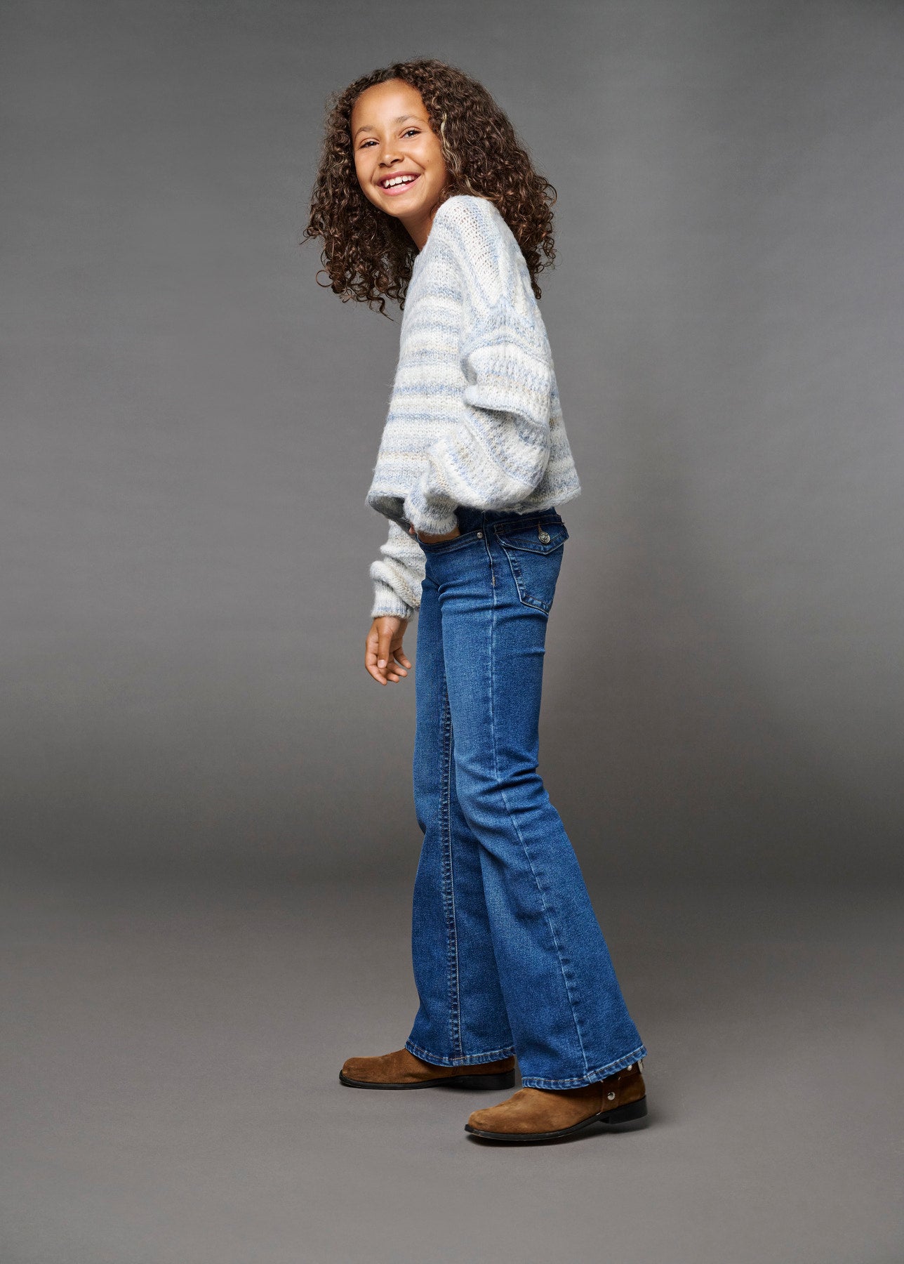 Kids Only Phoebe lågmidjade utsvängda jeans i mellanblå denim på ungdomstjej