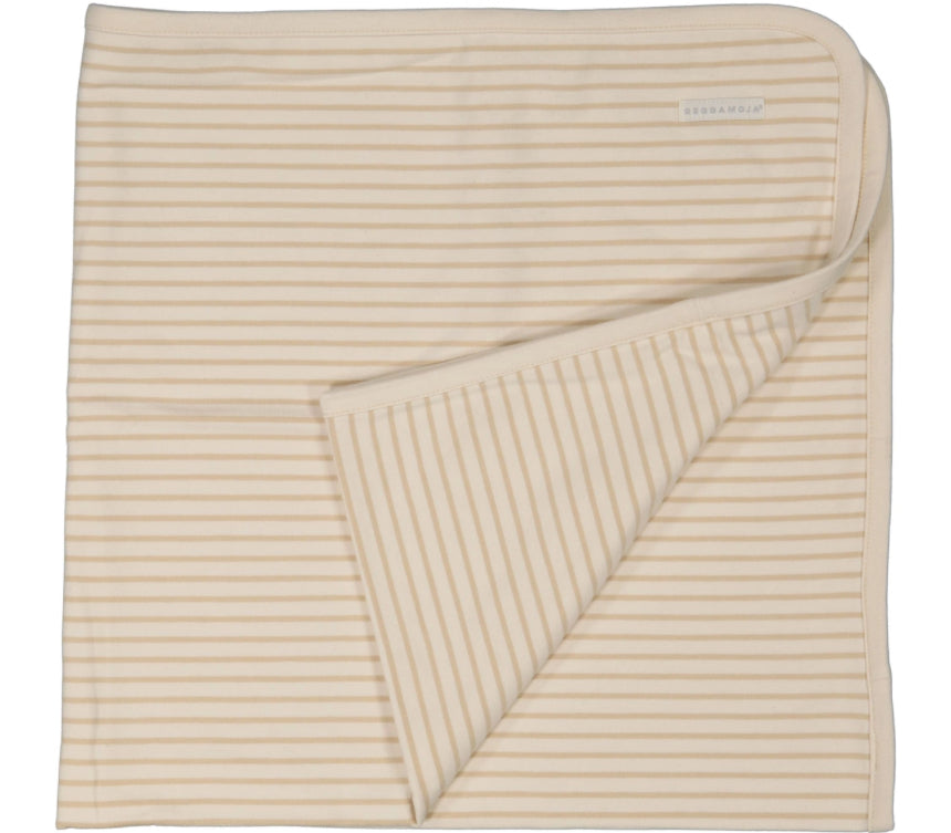 Randig baby filt i ekologisk bomull till din bebis flicka och pojke. Beige babyfilt från Geggamoja. 