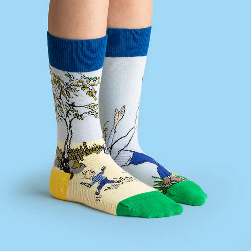 Emil i Lönneberga strumpor när Emil och Alfred går och fiskar. Du och jag Alfred, är Emils kända uttryck för hur mycket dom tycker om varandra. Blå och gula strumpor, mönstrade roliga strumpor av Astrid Lindgrens barnboksfigur Emil i Lönneberga. Barn strumpor till pojke och flicka från Svensk Husman.