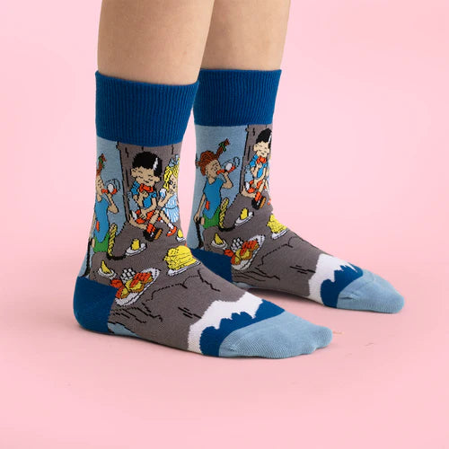 3 pack barn strumpor med Pippi Långstrump. Roliga färgstarka mönstrade strumpor med Astrid Lindgrens fina motiv av Pippi, Tommy och Annika. Lilla Gubben och Herr Nilsson är också med på dessa glada färgglada strumpor i fin present förpackning av Villa Villekulla.