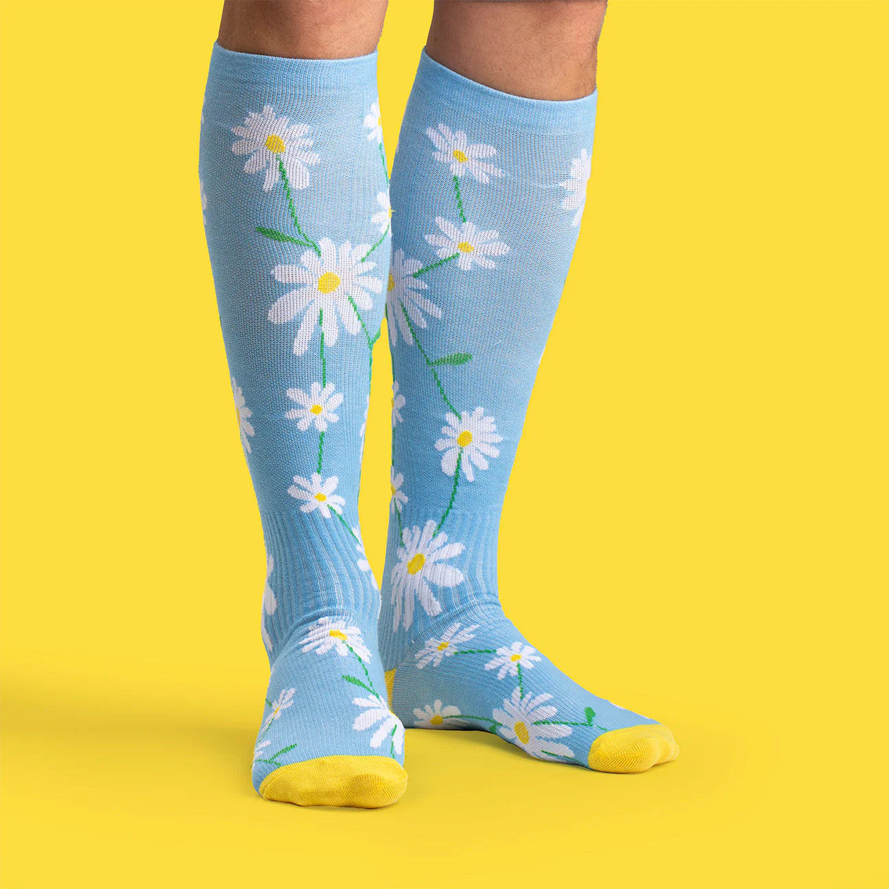 Blå blommiga stödstrumpor med prästkrage på. Roliga mönstrade stödstrumpor till dam från Svensk Husman.