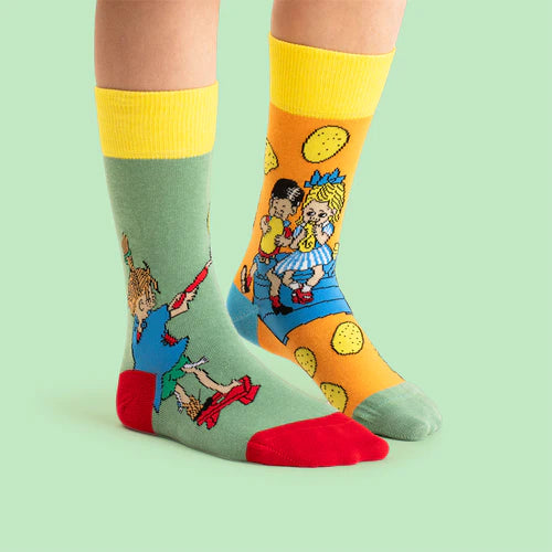 Färgglada Pippa Långstrump steker pannkakor strumpor till barn. Roliga mönstrade Pippi strumpor i rockasocka tema till flicka och pojke från Svensk Husman