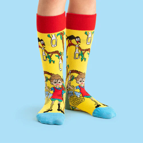 3 pack barn strumpor med Pippi Långstrump. Roliga färgstarka mönstrade strumpor med Astrid Lindgrens fina motiv av Pippi, Tommy och Annika. Lilla Gubben och Herr Nilsson är också med på dessa glada färgglada strumpor i fin present förpackning av Villa Villekulla.