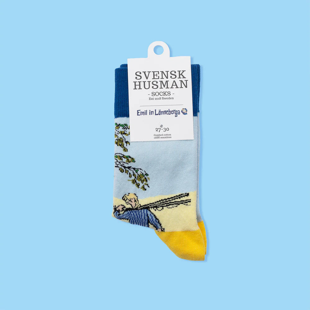 Emil i Lönneberga strumpor när Emil och Alfred går och fiskar. Du och jag Alfred, är Emils kända uttryck för hur mycket dom tycker om varandra. Blå och gula strumpor, mönstrade roliga strumpor av Astrid Lindgrens barnboksfigur Emil i Lönneberga. Barn strumpor till pojke och flicka från Svensk Husman.