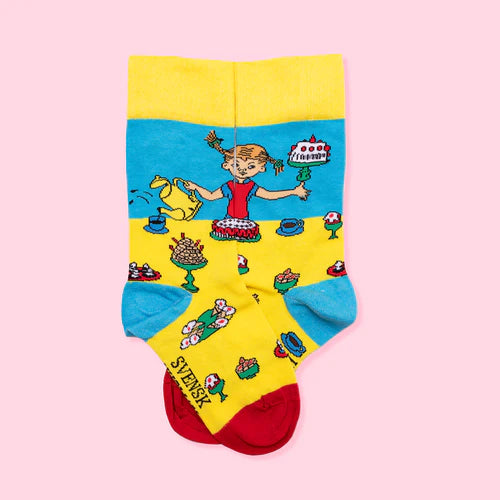 3 pack barn strumpor med Pippi Långstrump. Roliga färgstarka mönstrade strumpor med Astrid Lindgrens fina motiv av Pippi, Tommy och Annika. Lilla Gubben och Herr Nilsson är också med på dessa glada färgglada strumpor i fin present förpackning av Villa Villekulla.