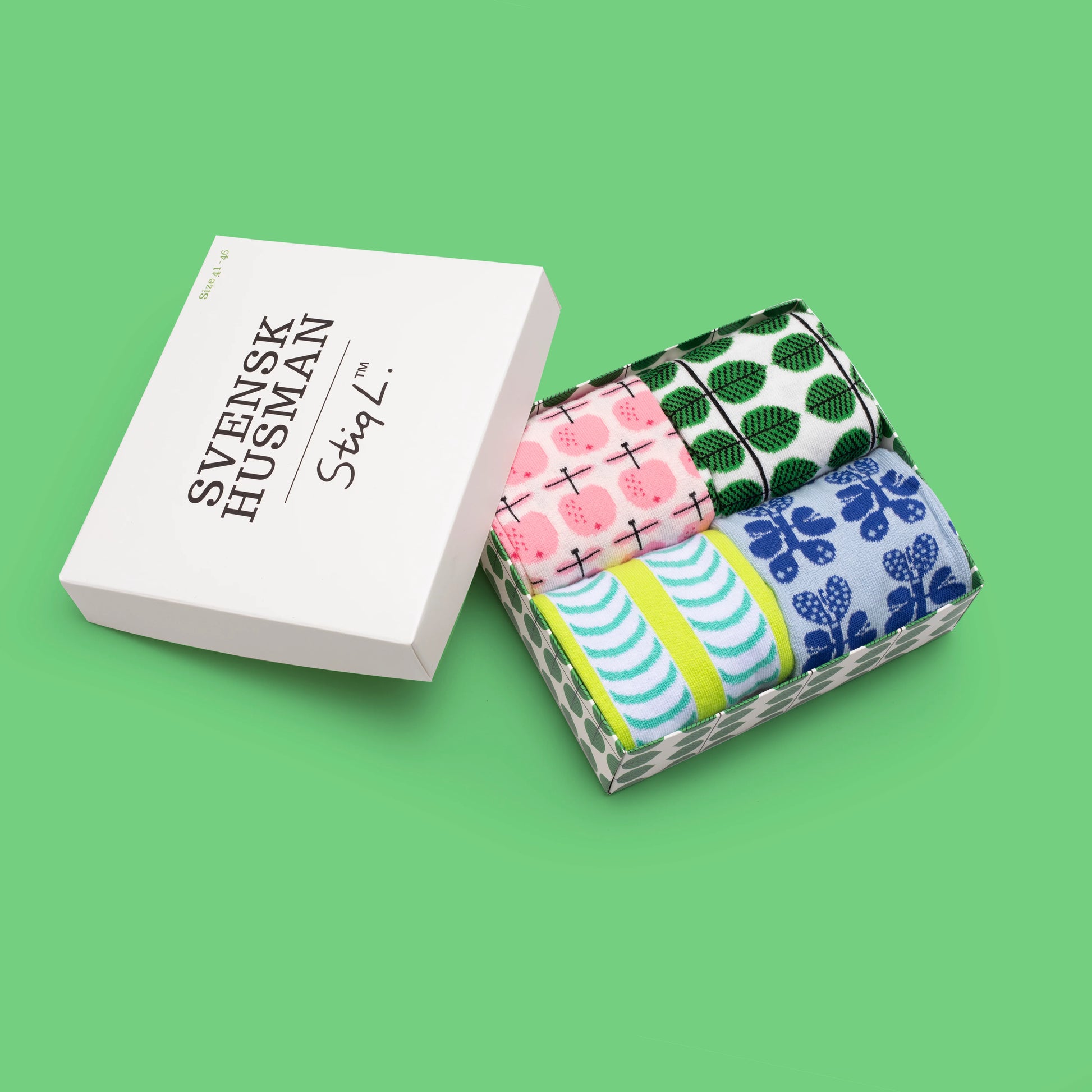 4 pack dam strumpor med Stig Lindbergs designade kända mönster som tema. SVENSK HUSMAN STIG LINDBERG STRUMPOR, Berså,  Pall och Adam. 
4-sorters roliga mönstrade färgglada design strumpor, 
