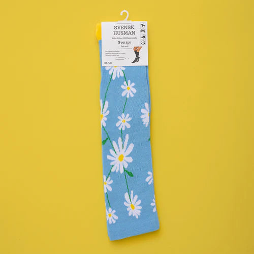 Blå blommiga stödstrumpor med prästkrage på. Roliga mönstrade stödstrumpor till dam från Svensk Husman.