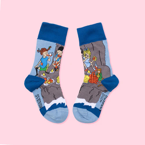 3 pack barn strumpor med Pippi Långstrump. Roliga färgstarka mönstrade strumpor med Astrid Lindgrens fina motiv av Pippi, Tommy och Annika. Lilla Gubben och Herr Nilsson är också med på dessa glada färgglada strumpor i fin present förpackning av Villa Villekulla.