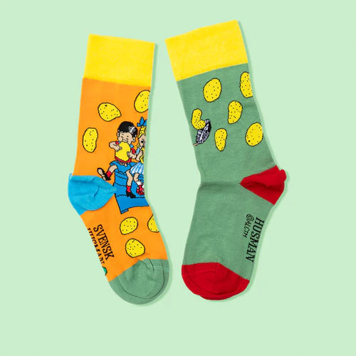 Färgglada Pippa Långstrump steker pannkakor strumpor till barn. Roliga mönstrade Pippi strumpor i rockasocka tema till flicka och pojke från Svensk Husman