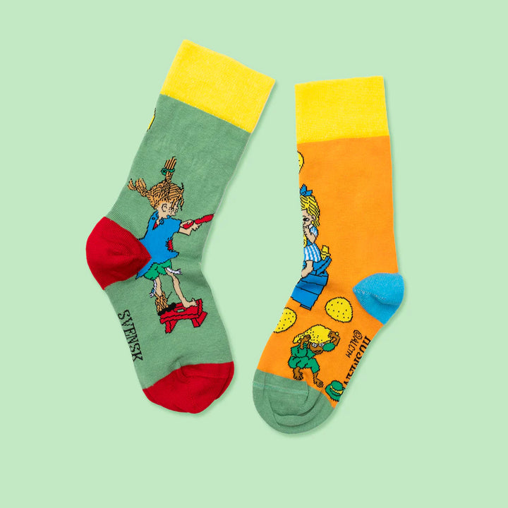 Färgglada Pippa Långstrump steker pannkakor strumpor till barn. Roliga mönstrade Pippi strumpor i rockasocka tema till flicka och pojke från Svensk Husman