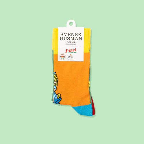 Färgglada Pippa Långstrump steker pannkakor strumpor till barn. Roliga mönstrade Pippi strumpor i rockasocka tema till flicka och pojke från Svensk Husman