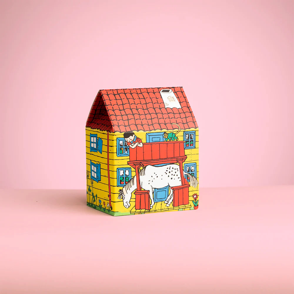 3 pack barn strumpor med Pippi Långstrump. Roliga färgstarka mönstrade strumpor med Astrid Lindgrens fina motiv av Pippi, Tommy och Annika. Lilla Gubben och Herr Nilsson är också med på dessa glada färgglada strumpor i fin present förpackning av Villa Villekulla.