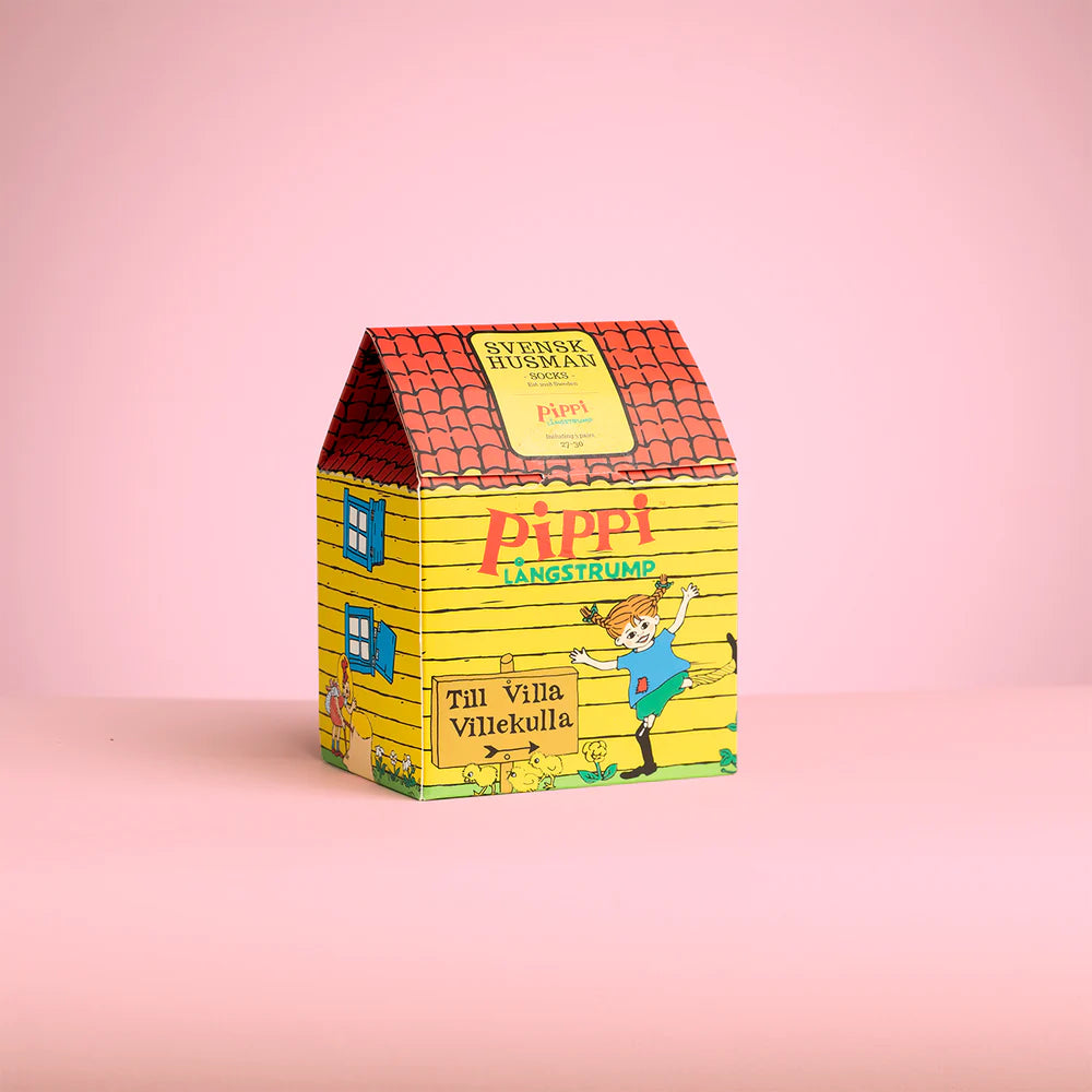 3 pack barn strumpor med Pippi Långstrump. Roliga färgstarka mönstrade strumpor med Astrid Lindgrens fina motiv av Pippi, Tommy och Annika. Lilla Gubben och Herr Nilsson är också med på dessa glada färgglada strumpor i fin present förpackning av Villa Villekulla.