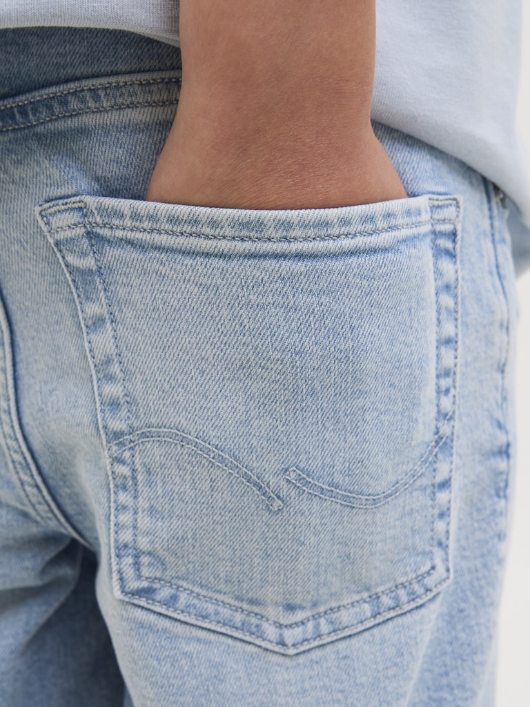 Snygg klassisk blå jeans shorts till kille barn, ungdom från Jack and Jones. Stretchig trendig jeansshorts 
för sommar och sol .
JJIRICK SHORTS 
12269799 
