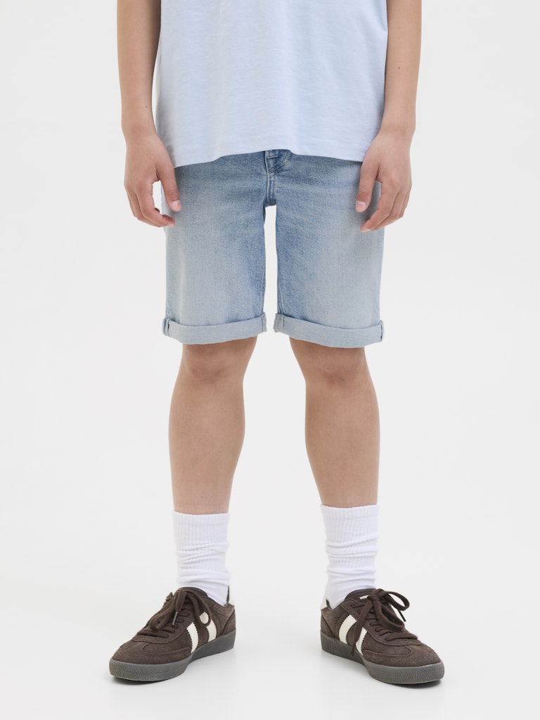 Snygg klassisk blå jeans shorts till kille barn, ungdom från Jack and Jones. Stretchig trendig jeansshorts 
för sommar och sol .
JJIRICK SHORTS 
12269799 
