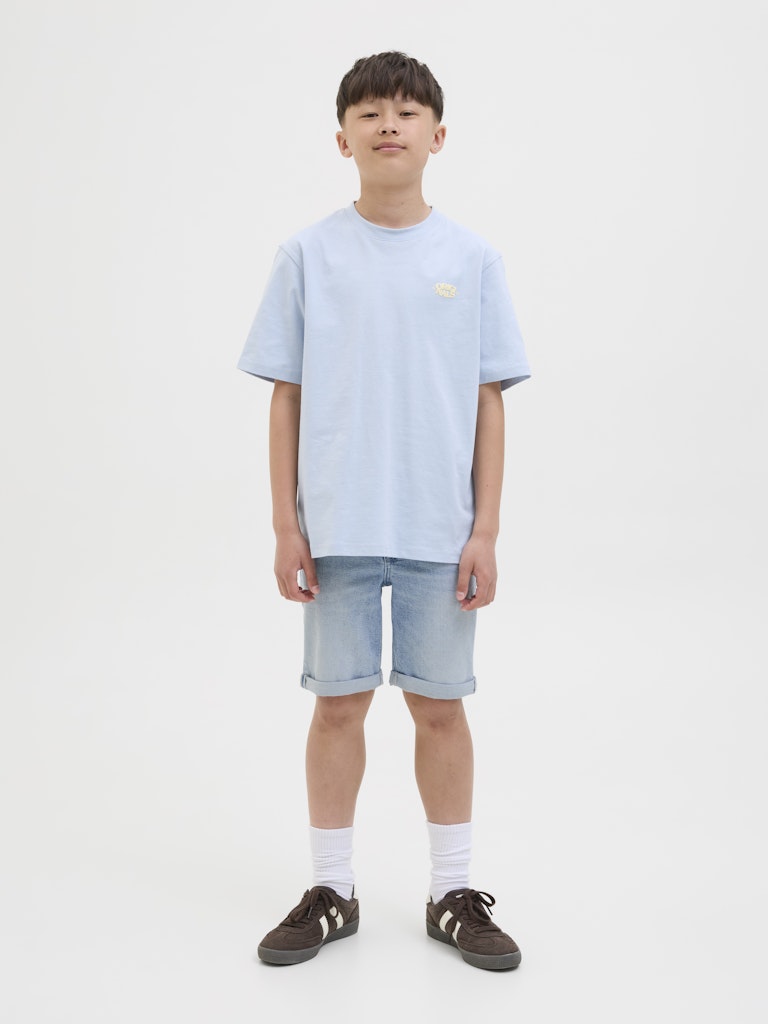 Snygg klassisk blå jeans shorts till kille barn, ungdom från Jack and Jones. Stretchig trendig jeansshorts 
för sommar och sol .
JJIRICK SHORTS 
12269799 
