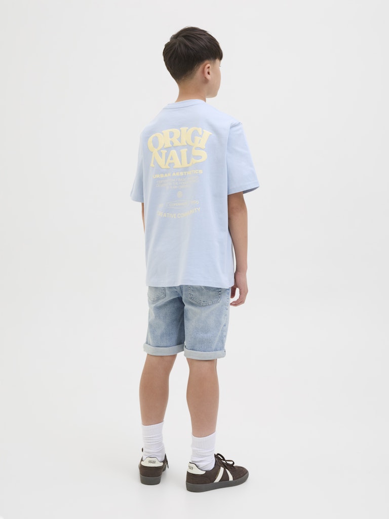 Snygg klassisk blå jeans shorts till kille barn, ungdom från Jack and Jones. Stretchig trendig jeansshorts 
för sommar och sol .
JJIRICK SHORTS 
12269799 
