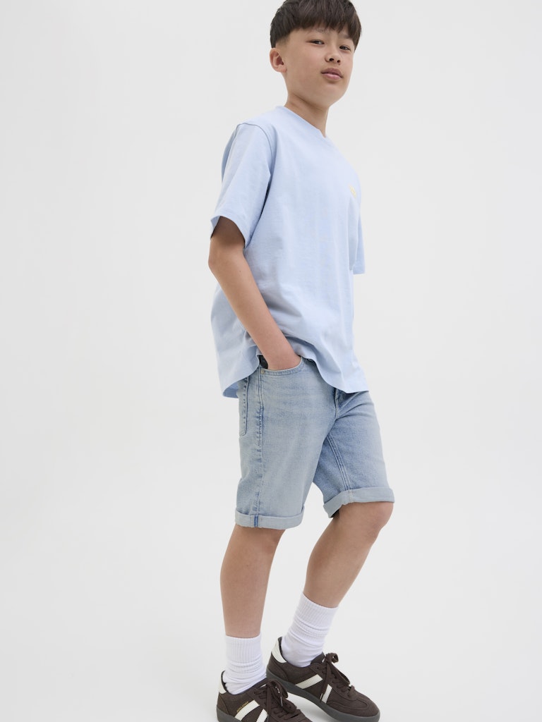 Snygg klassisk blå jeans shorts till kille barn, ungdom från Jack and Jones. Stretchig trendig jeansshorts 
för sommar och sol .
JJIRICK SHORTS 
12269799 
