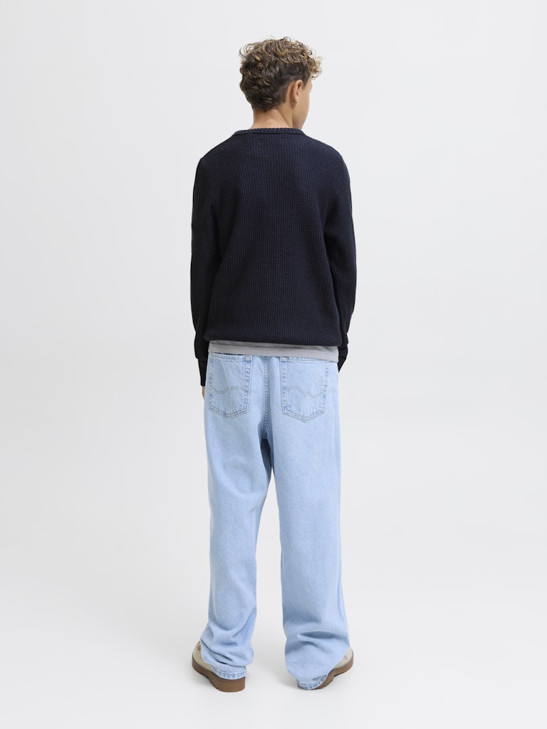 Snygg slät stickad tröja till kille. Långärmad stickadtröja till ungdom från Jack & Jones.
JJROY KNIT CREW NECK AW25 JNR
12279284