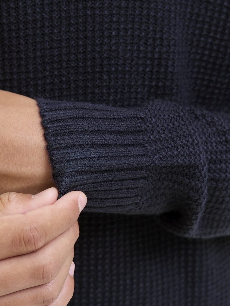 Snygg slät stickad tröja till kille. Långärmad stickadtröja till ungdom från Jack & Jones.
JJROY KNIT CREW NECK AW25 JNR
12279284