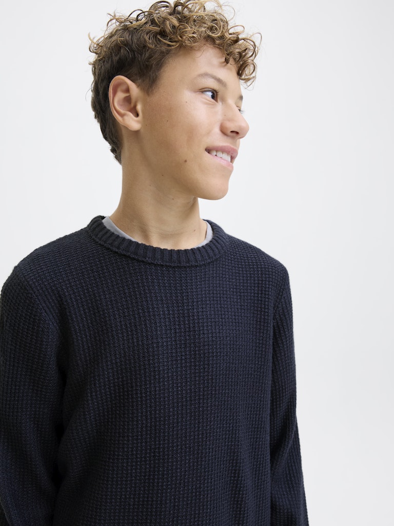 Snygg slät stickad tröja till kille. Långärmad stickadtröja till ungdom från Jack & Jones.
JJROY KNIT CREW NECK AW25 JNR
12279284