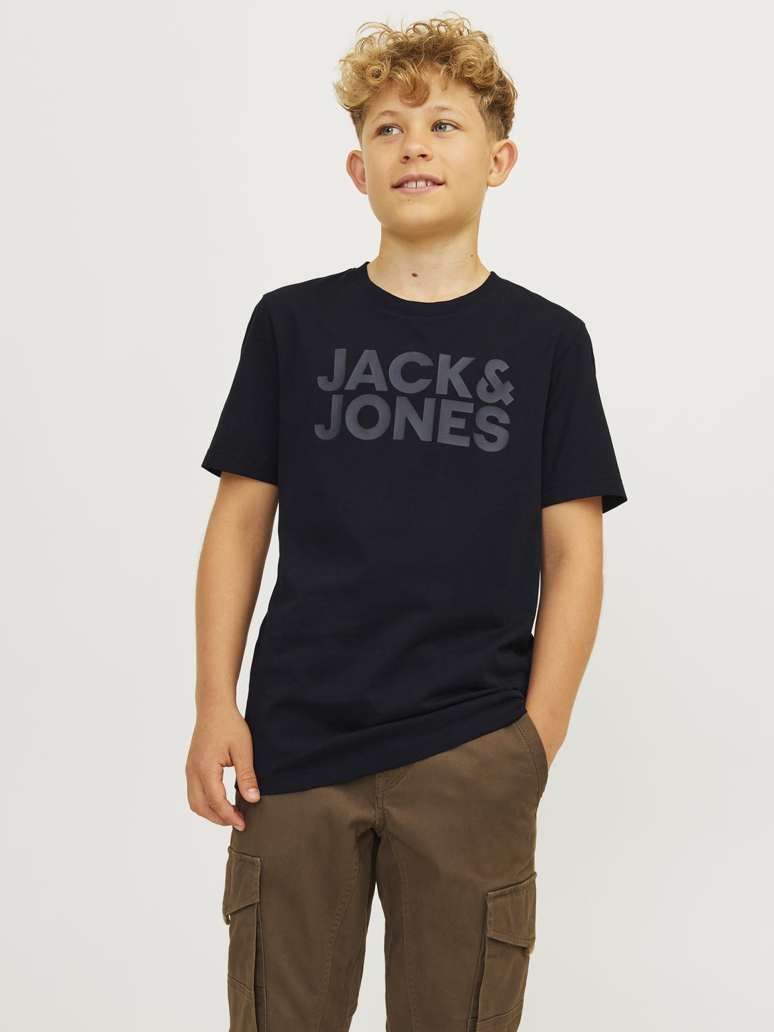 Enfärgad svart t-shirt med stor svart logga text Jack&Jones. Kortärmad tröja till ungdom kille, pojke.
Produkttyp: T-shirt
Hals: Rund hals
Ärm: Kort ärm
Tryck: Gummitryck för en mjuk känsla
Passform: Normal passform