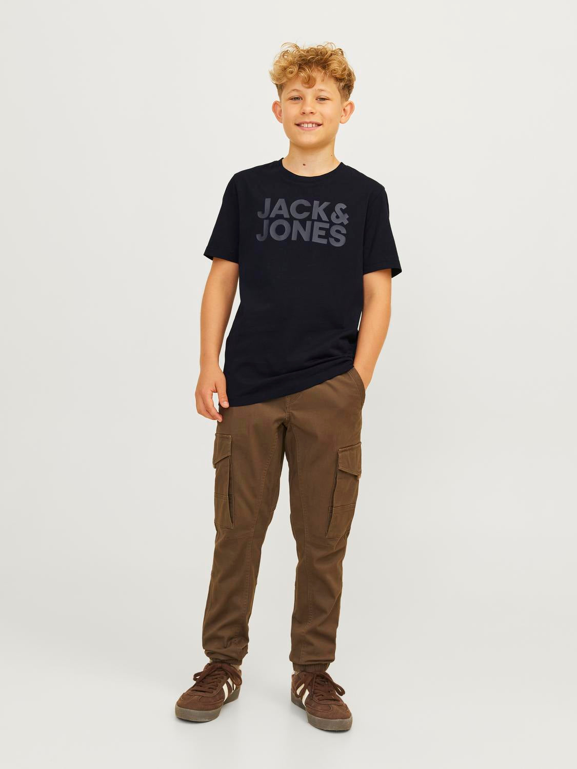 Enfärgad svart t-shirt med stor svart logga text Jack&Jones. Kortärmad tröja till ungdom kille, pojke.
Produkttyp: T-shirt
Hals: Rund hals
Ärm: Kort ärm
Tryck: Gummitryck för en mjuk känsla
Passform: Normal passform