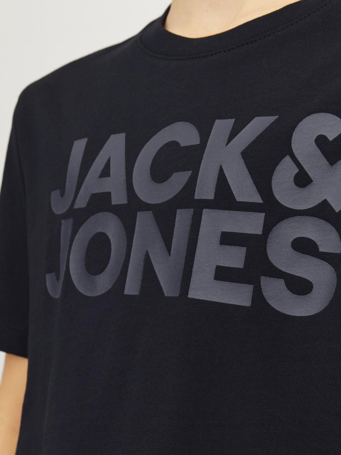 Enfärgad svart t-shirt med stor svart logga text Jack&Jones. Kortärmad tröja till ungdom kille, pojke.
Produkttyp: T-shirt
Hals: Rund hals
Ärm: Kort ärm
Tryck: Gummitryck för en mjuk känsla
Passform: Normal passform