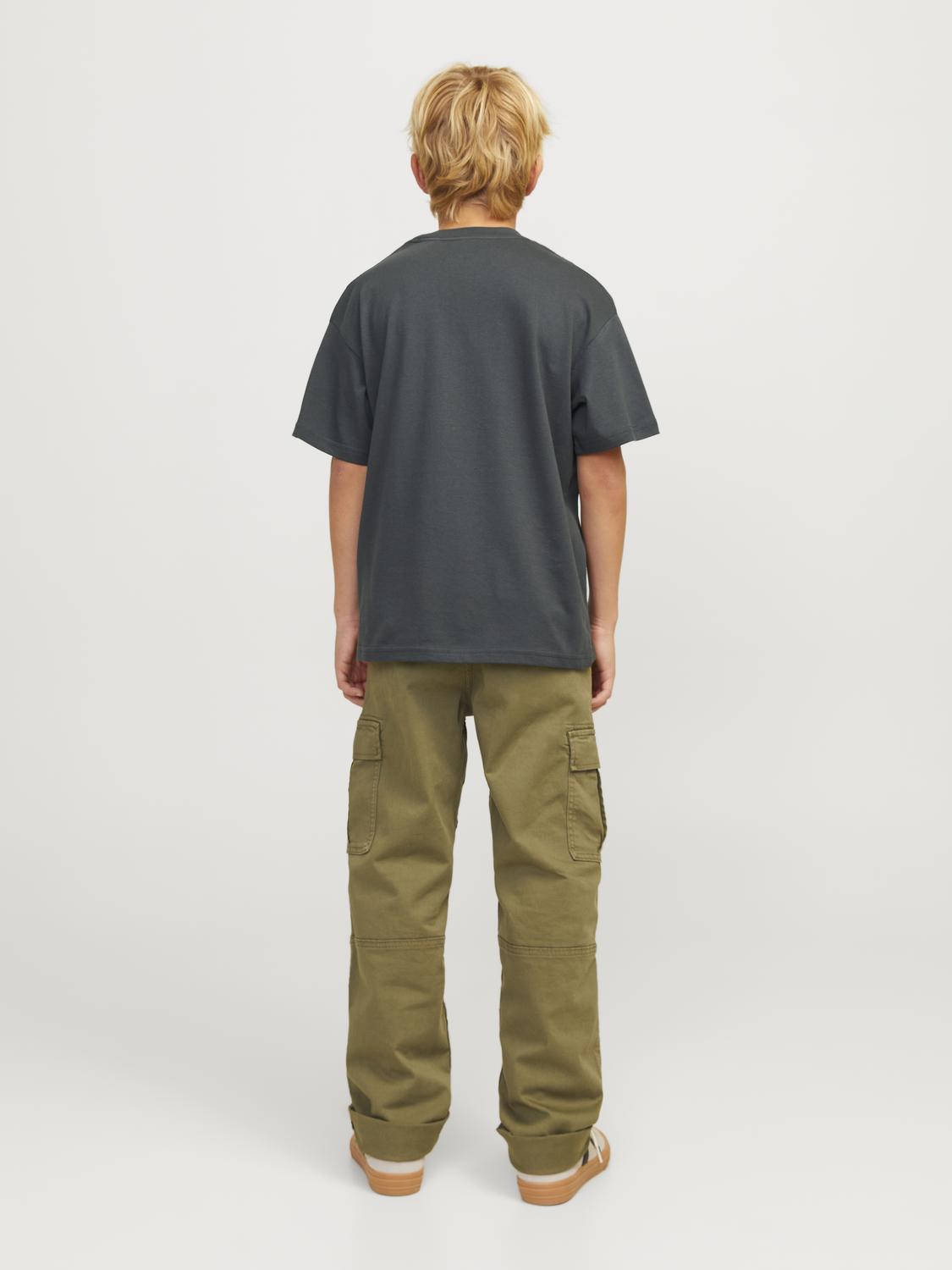 Kille klädd i Grön t-shirt till  från Jack & Jones. Kvalitets T-shirt för vardagsbruk. Jerseytyg med en mjuk handkänsla. Juniorstilar är vuxenkläder med en cool och modern look designad för att passa storlek 8-16 år.

Produkttyp: T-shirt
Hals: Rund hals
Ärm: Kort ärm
Tryck : Relieftryck för en upphöjd yta och en tredimensionell look
Kroppstyp: Junior
Passform: Lös passform
Vesterbro