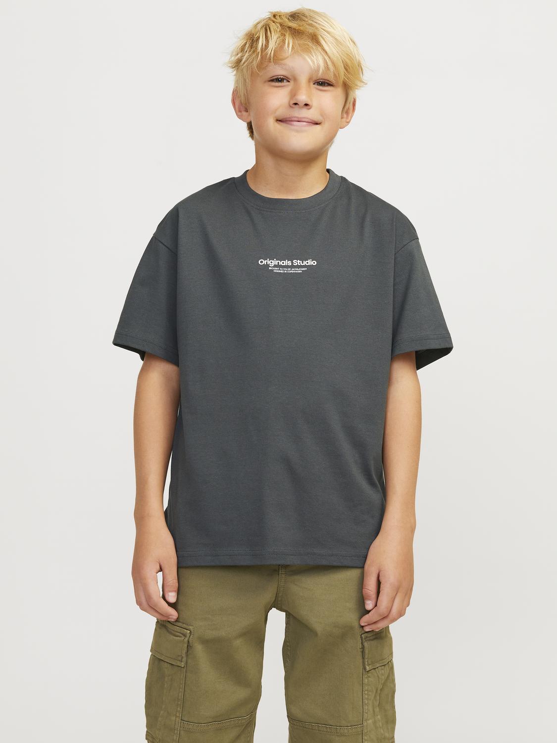 Kille klädd i Grön t-shirt till  från Jack & Jones. Kvalitets T-shirt för vardagsbruk. Jerseytyg med en mjuk handkänsla. Juniorstilar är vuxenkläder med en cool och modern look designad för att passa storlek 8-16 år.

Produkttyp: T-shirt
Hals: Rund hals
Ärm: Kort ärm
Tryck : Relieftryck för en upphöjd yta och en tredimensionell look
Kroppstyp: Junior
Passform: Lös passform
Vesterbro